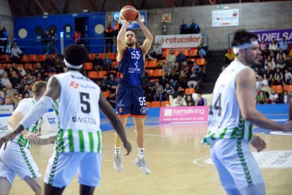 Jofresa lanza a canasta durante el partido.