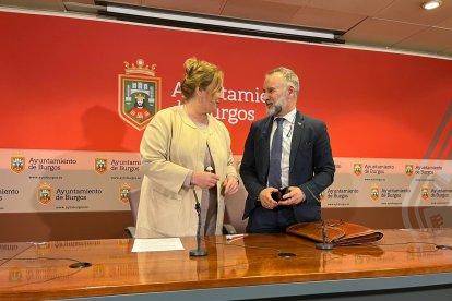 La alcaldesa, Cristina Ayala, anunció la fecha de inauguración del nuevo sistema de iluminación de la Seo junto al edil de Ingeniería Industrial, José Antonio López.