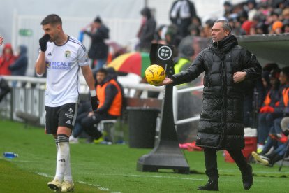 Bolo devuelve un balón durante el partido contra el Sporting.