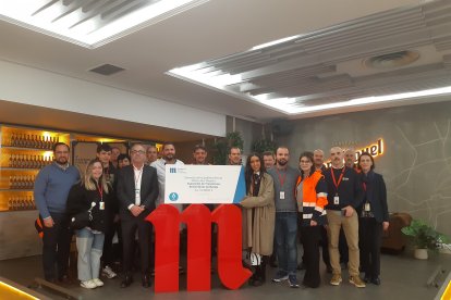 Representantes de ATAB y de la Fundación Mahou San Miguel posaron juntos tras la entrega de la donación.