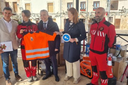 Cortes entrega el material a los voluntarios de protección civil de Poza de la Sal.