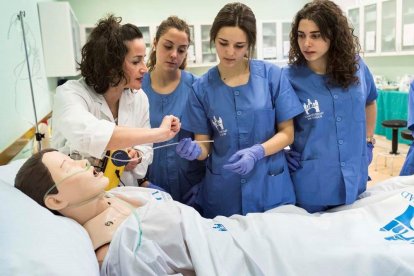 Alumnas de Enfermería en una de las salas de demostración de la Universidad de Burgos.