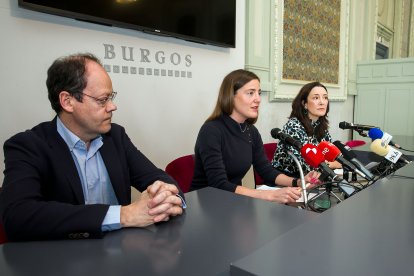 El director del certamen, Diego Crespo, junto a la concejal Marta Alegría y Laura Sebastián, de Fundación Círculo.