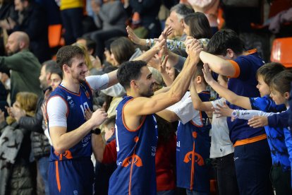 Ayoze Alonso y Arnau Parrado festejan una de las victorias en El Plantío con la afición.