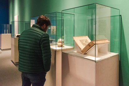 La muestra exhibe una de las primeras ediciones del libro 'Historia de la composición del cuerpo humano' cuya edición de los años 80 preparó el hoy consejero de Cultura.