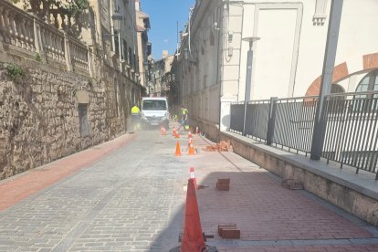 Reparación del adoquinado de la calle La Fuente