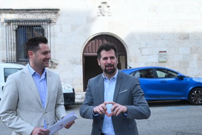 El secretario general del PSOECyL, Luis Tudanca, y el secretario de la Agrupación Local del PSOE de Burgos, Daniel de la Rosa.