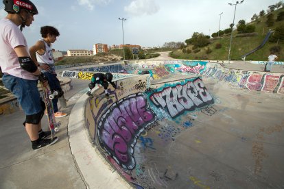 Dos usuarios contemplan el circuito plagado de grafitis. No se han limpiado nunca desde su puesta en servicio en 2016.