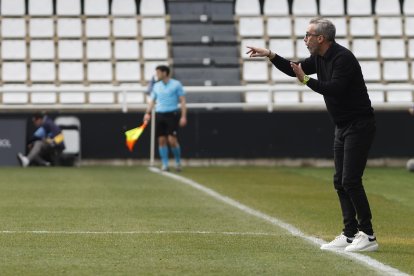 Bolo da instrucciones desde la banda durante un partido.