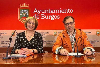 Lola Ovejero y Julio César Arnaiz, concejales del PSOE, han tratado sobre el área de Licencias.