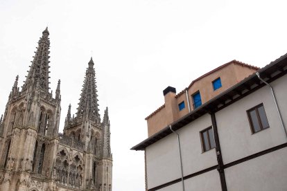 Exterior de la buhardilla de la plaza Santamaría, número 8, frente a la Catedral de Burgos.