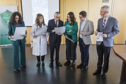 Monica Chicote y Ana Lucía Fernández Eroles, gerentes de Atención Primaria y del HUBU; Roberto Saiz, delegado de la Junta en Burgos; María Martín, trabajadora social de ELACyL; Digo Mingo, vicario parroquial de San Cosme y San Damián; y Luis Manuel Isasi, presidente de la Junta de Semana Santa, posan en la presentación del cross urbano.