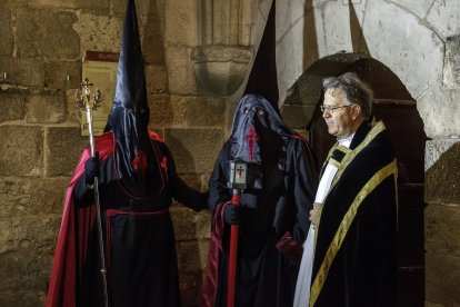 Un cofrade acompaña al preso indultado, en el centro, en la procesión de la Soledad de Burgos de 2016, último año en el que Interior concedió esta gracia a la agrupación.