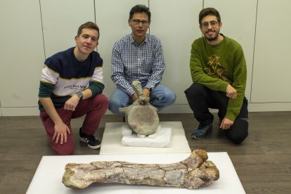 De izquierda a derecha: Víctor Contreras, Fidel Torcida director del Museo de los Dinosaurios de Salas, y Juan Pedro Fraga.