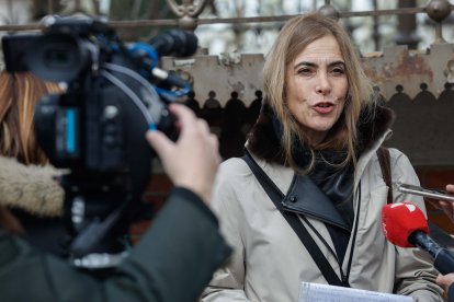 Carolina Álvarez, frente al templete de El Espolón, presenta el concierto del próximo domingo, 31 de marzo.