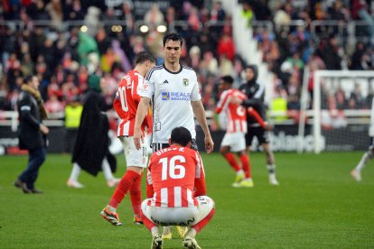 Álex Bermejo  durante el partido en El Plantío contra el Sporting de Gijón.