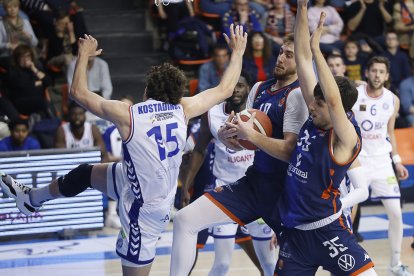 Seoane lucha junto con Arnau Parrado para hacerse con el control del balón durante una jugada del partido en El Plantío contra Alicante.