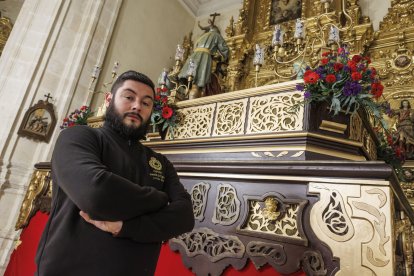 Adrián Barroso Erquicia posa junto al paso del Cristo de la Coronación de Espinas que portó la noche del pasado miércoles.