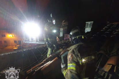 Los bomberos de Burgos, sobre el tejado de la vivienda.