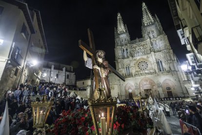 La procesión discurrió con normalidad en un principio, hasta que llegó la lluvia.