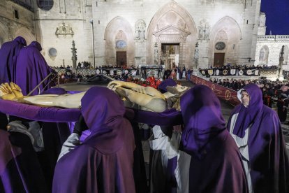 Traslado del Cristo Yacente en la plaza de Santa María.