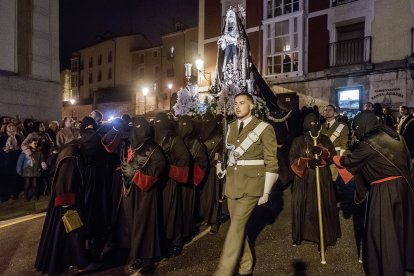 La talla de Nuestra Señora de la Soledad, desfilando por la calle de Santa Águeda.