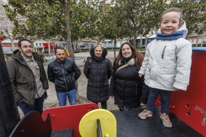 Alfonso, Fernando, Florentina y Marta, junto a Martín, demandan más recursos para los alumnos con discapacidad auditiva.