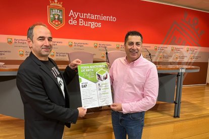 El presidente del colectivo GAP, Isamel Alí de Unzaga, y el concejal de Comercio, Raúl Martínez, han presetado la feria Arts Up! 4.0 que se celebra del jueves al domingo.