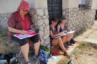 Tres mujeres, manos a la obra, en la anterior edición de ‘Dibujando x Mambrilla’.