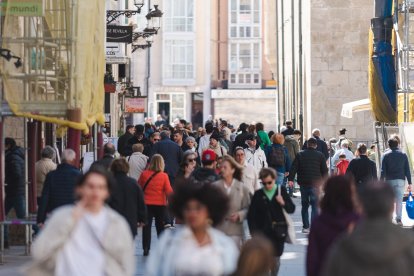 Multitud de personas esta Semana Santa en el Huerto del Rey, una de las plazas con más hostelería.