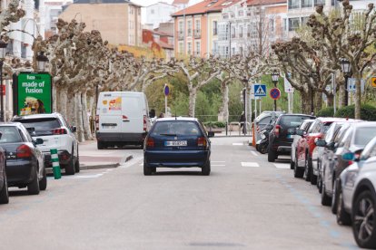 Un vehículo circula por la calle Eduardo Martínez del Campo en Burgos, que estaría afectada por la Zona de Bajas Emisiones.