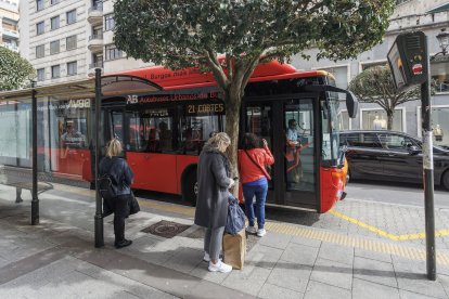 Pasajeros en una parada de la calle Vitoria de la capital burgalesa.