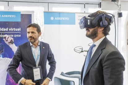 Gallardo prueba las gafas de realidad virtual con las que la Ruta 151 de Asepeyo conciencia sobre prevención de riesgos laborales.