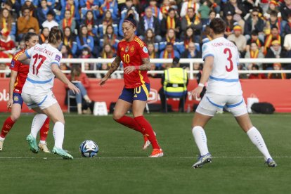 Jenni Hermoso controla un balón durante el partido.