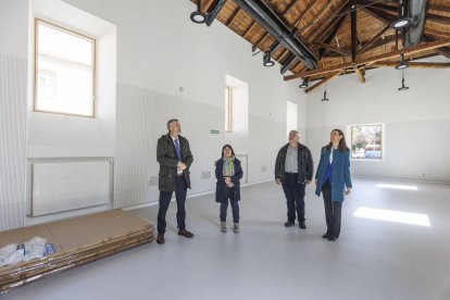 El rector, los decanos de Ciencias de la Salud y Humanidades y la vicerrectora de Campus y Sostenibilidad en la nueva sala de usos múltiples.