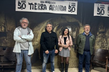 De izquierda a derecha, José Antonio Gallardo, vicepresidente de la peña Tierra Aranda, Héctor Díez Berzosa, presidente, Luisa Gútiez, última socia en incorporarse y Luis Blanco, socio fundador