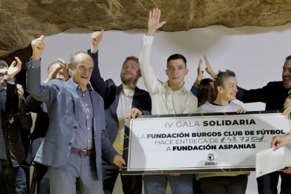 Entrega del cheque con la cantidad recaudada para Aspanias.