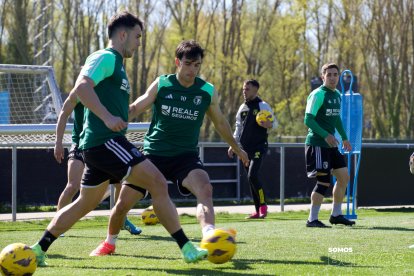 La plantilla del Burgos CF prepara el partido contra el Racing de Santander del domingo.