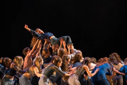 Danzando el oleaje, conforma cinco piezas de danza clásica y contemporánea realizado por los alumnos de 5º y 6º.