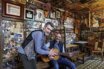 Javier Ibáñez y Valentín Fernández, tabernero y propietario del Patillas, respectivamente,