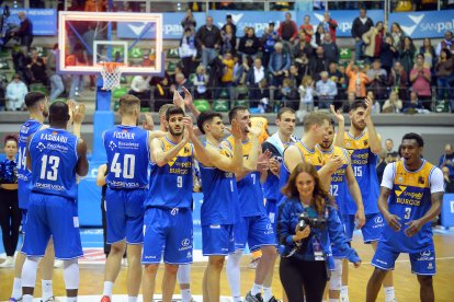 La plantilla comparte con la afición por la victoria en casa ante Castelló.