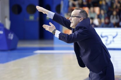 Diego Ocampo da instrucciones a sus jugadores desde la banda en el partido ante Estudiantes en El Plantío.