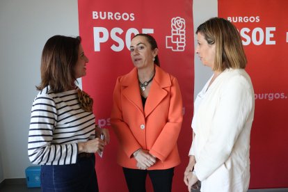 la vicesLa viceecretaria general del PSOECyL, Virginia Barcones, la secretaria provincial, Esther Peña,y la portavoz en Diputación, Nuria Barrio.