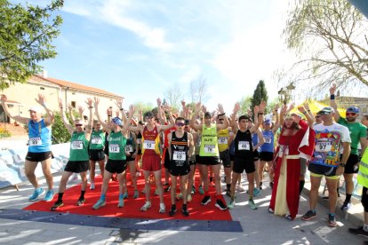 Los inscritos en la IV Jimena Running se preparan para tomar la salida.