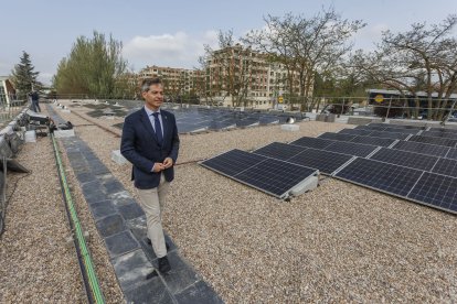 César Barriada subía a la cubierta del edificio de vestuarios de las piscinas de El Plantío para hablar del próximo fin de las obras de reforma.