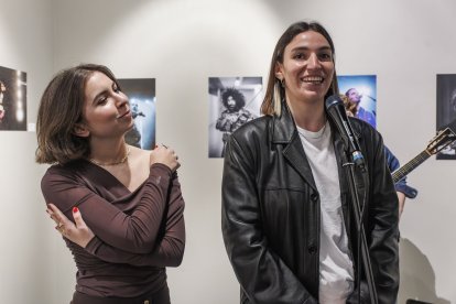 Sara Irazábal y Virginia Barbero en la sala de exposiciones Círculo Solidario