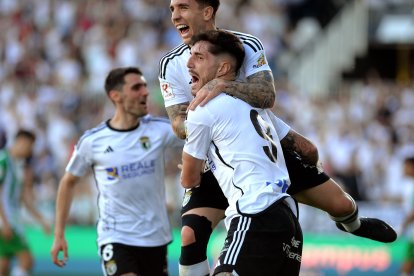 Fer Niño y Montiel celebran un gol del Burgos CF.