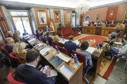 Vista general del salón de plenos del Ayuntamiento de Burgos, con el equipo de Gobierno en primer término.