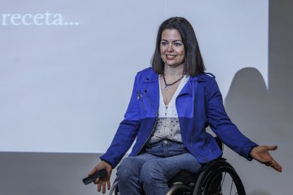 Sonsoles Conde durante la charla motivacional para los alumnos que participan en el programa Planea Emprendedores de Fundación Caja de Burgos.