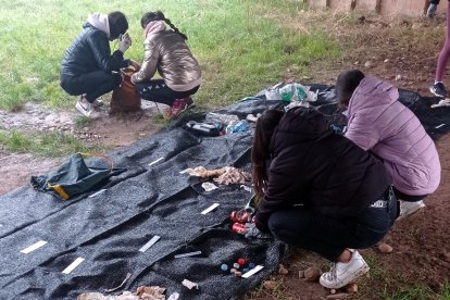 Recogida de plástico en el rlo Arlanza.